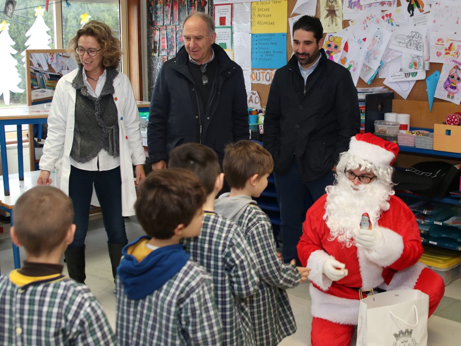 Visita do Pai Natal às Escolas e Centros Sociais